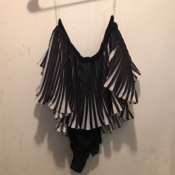 Plleated off the shoulder bodysuit - Picture 3 of 4